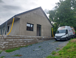 Zateplení stropu rodinného domu pomocí foukané izolace